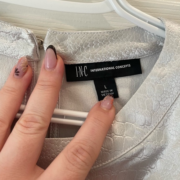 Woman’s cold shouldered silver/gray blouse - Picture 5 of 6